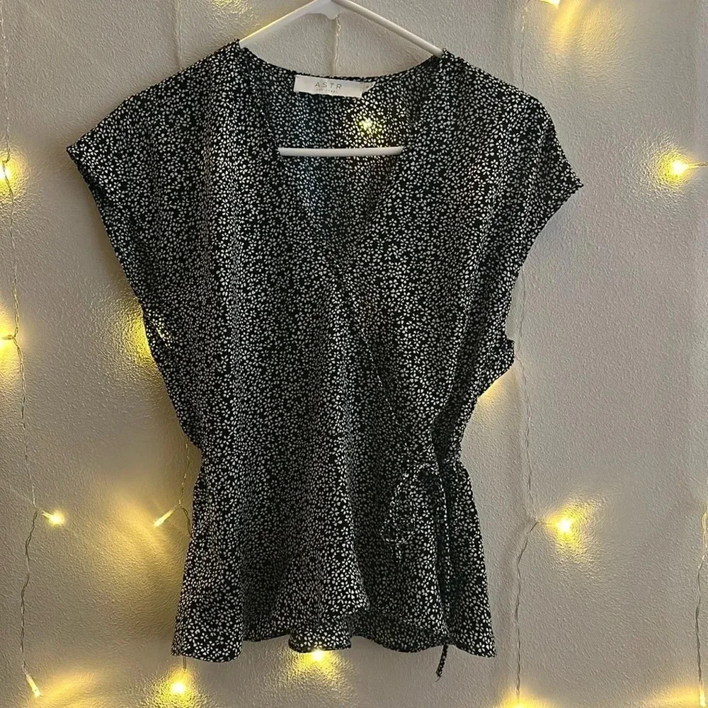 ASTR Ditsy Floral Tie Front Peplum Top​​​